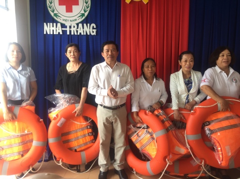 Trao áo phao và phao cứu sinh cho hội chữ thập đỏ xã, phường