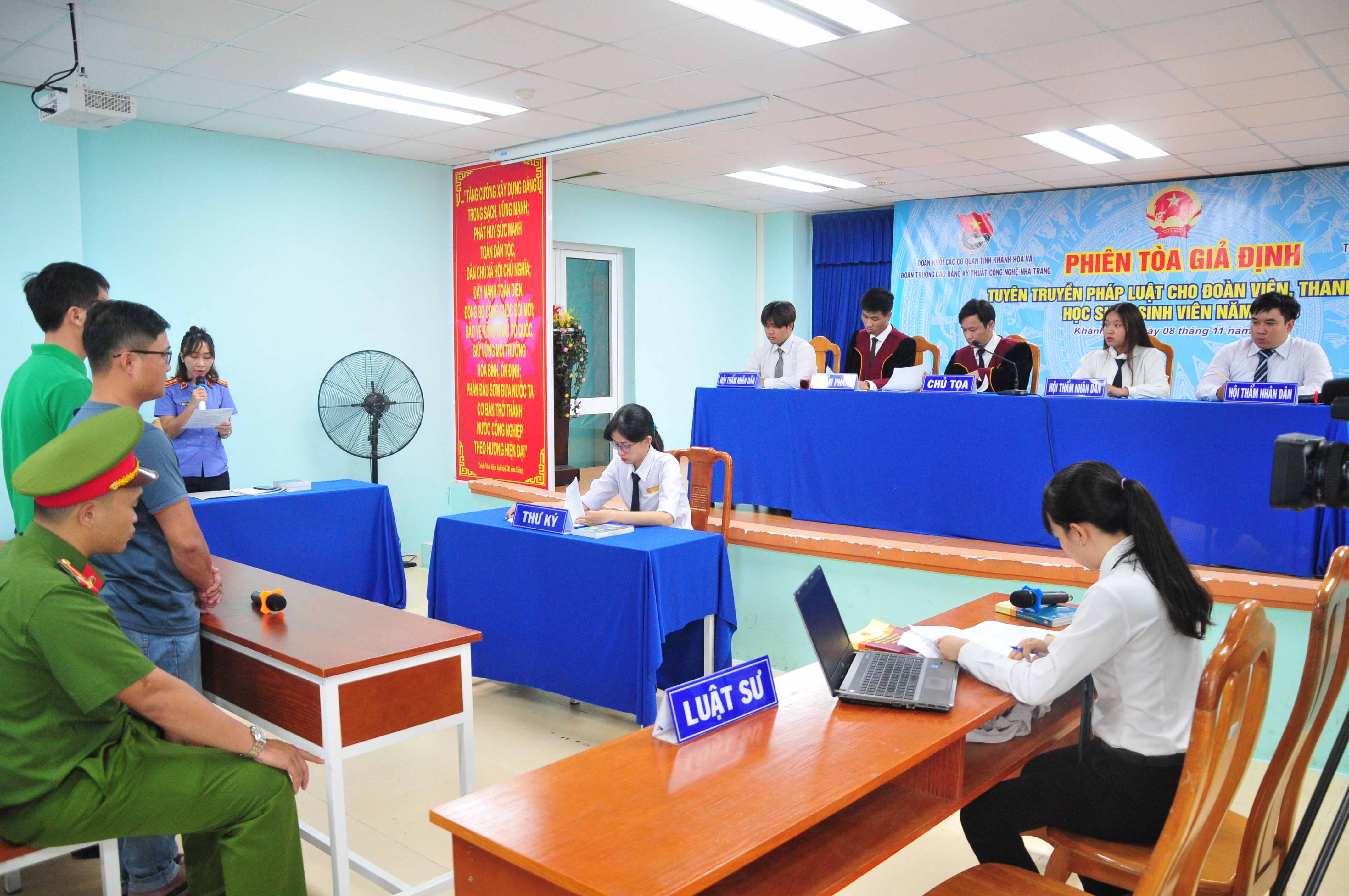 Phiên toà giả định