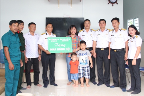 Lữ đoàn 146 Hải quân tặng nhà đồng đội cho sĩ quan công tác ở Trường Sa