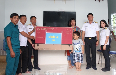 Cán bộ Lữ đoàn 146 Hải quân trao tặng tivi cho gia đình Đại úy Tuấn.