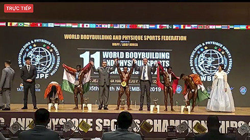 Khánh Phương (giữa) đạt huy chương vàng nội dung 55kg.
