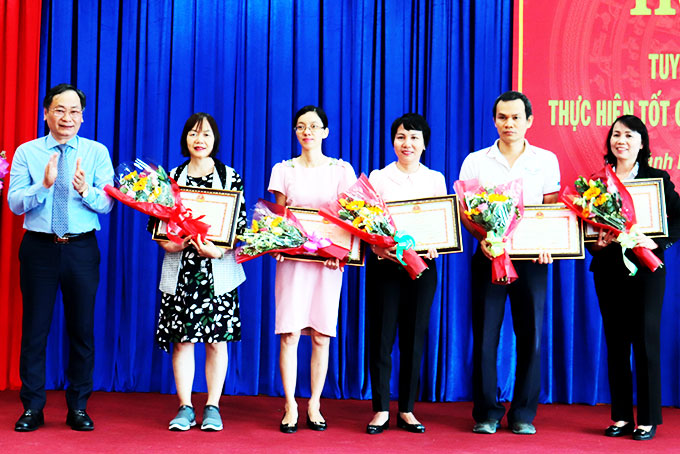 Đồng chí Nguyễn Đắc Tài trao bằng khen của Bộ Tài chính  cho các tổ chức, cá nhân.