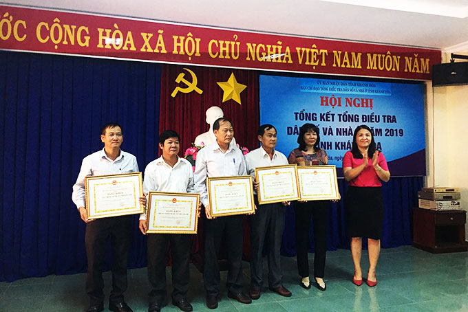 Đại diện các tập thể có thành tích xuất sắc đón nhận bằng khen của UBND tỉnh.