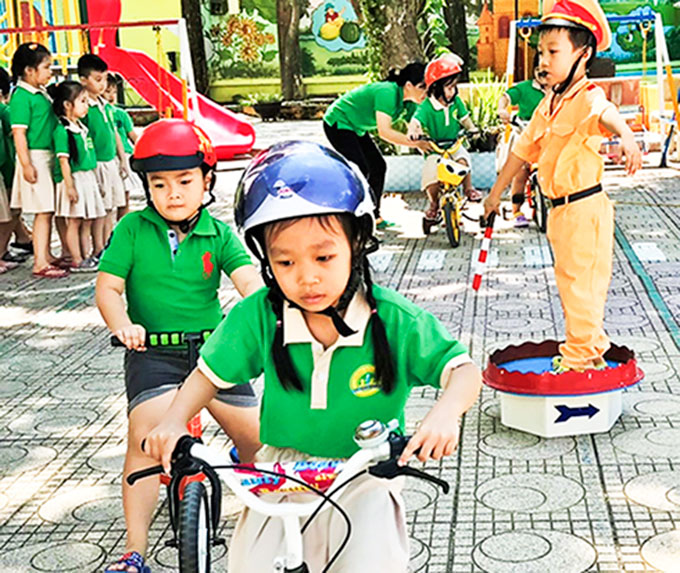 Bé học an toàn giao thông