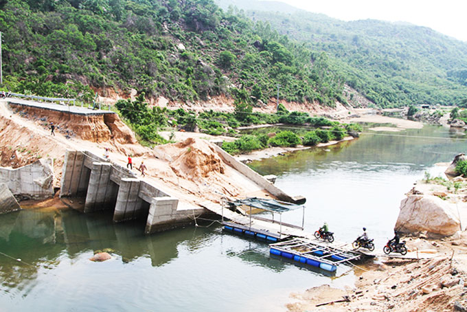 Người dân bất chấp nguy hiểm qua thôn Bình Lập đoạn cầu gãy.