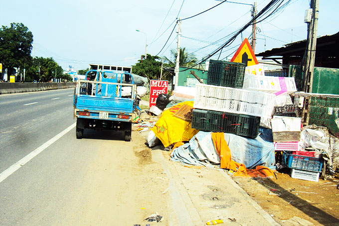 Phế liệu chiếm hành lang quốc lộ