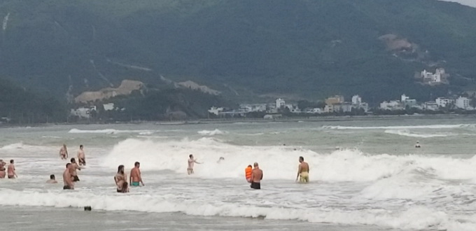 Du khách vẫn tắm biển dù được cảnh báo sóng lớn