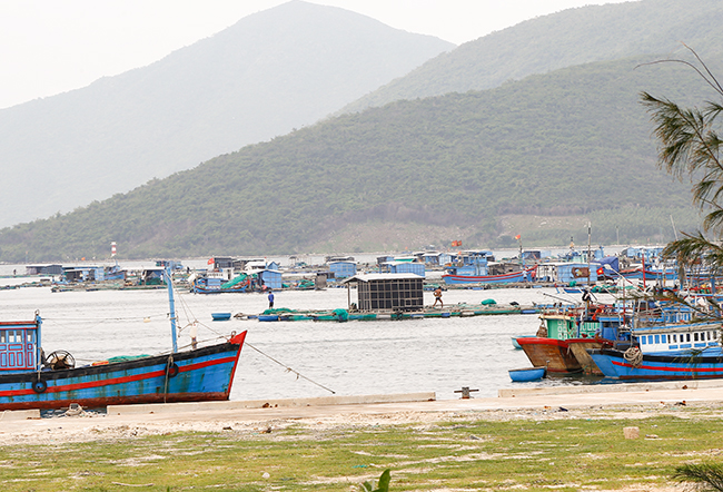 Tàu thuyền và lồng bè nuôi trồng thủy sản đã vào nơi an toàn tại xã Vạn Thạnh