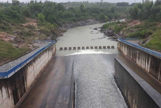 Hồ Suối Dầu xả tràn lưu lượng 4,5 m3/s 
