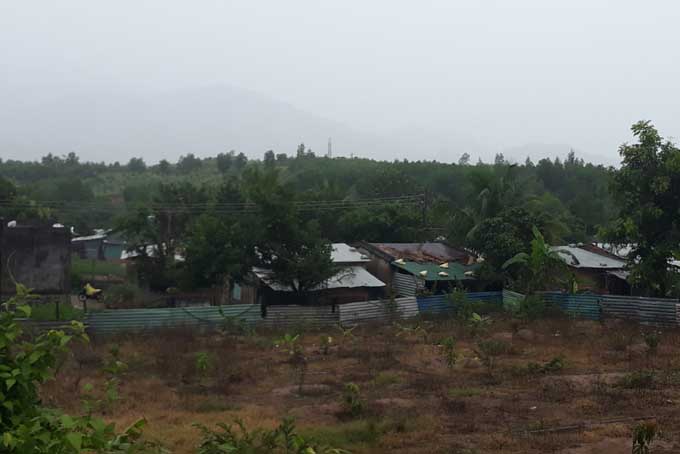 Nhiều nhà cửa nằm dưới hạ du hồ chứa Suối Dầu là khu vực có nguy cơ