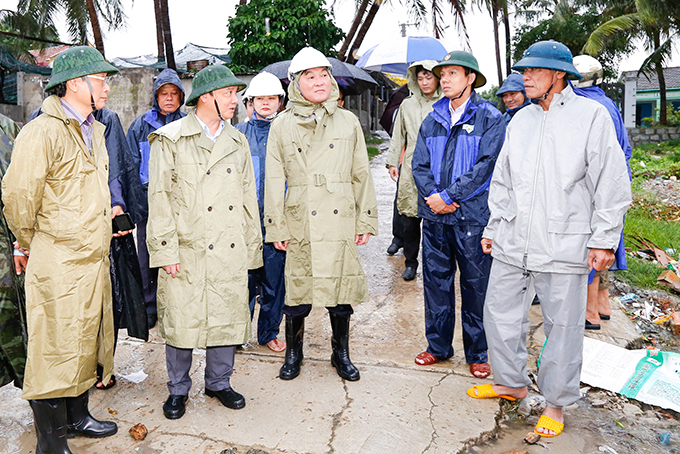 Mr. Nguyen Khac Dinh (first line, second from the left) talking with people and the authority of Ninh Hai ward about relocation.