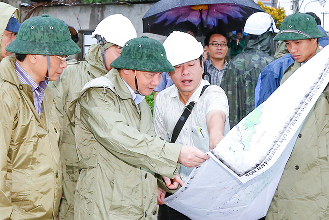 Secretary of Khanh Hoa Provincial Party Committee checked the detail response plan on the map of Ninh Hai ward if storm and heavy rain occur.