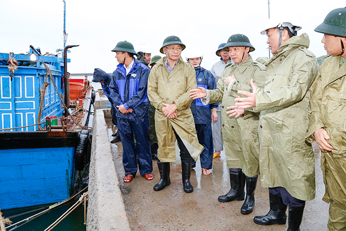 Checking the preparation of storm response in the boat anchorage area in Ninh Hai