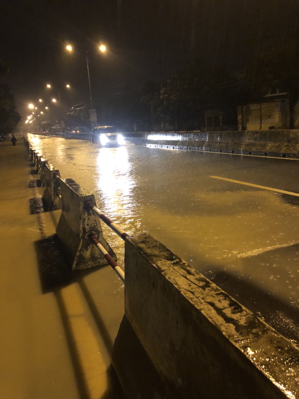 Đường Nguyễn Tất Thành bị ngập cục bộ.