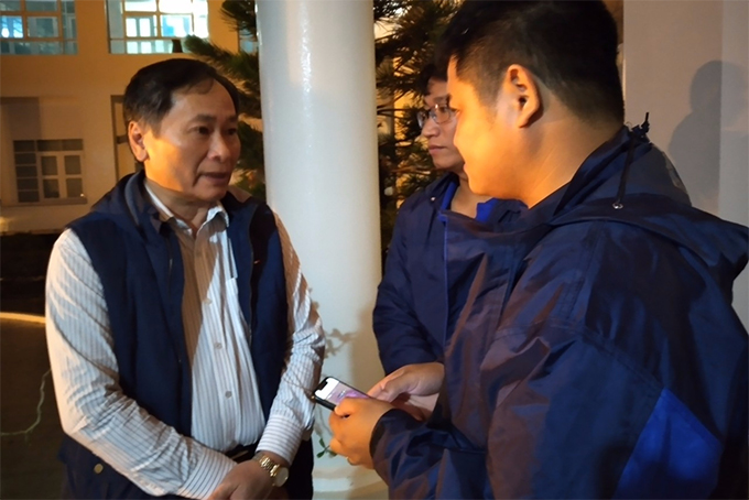 Ông Nguyễn Đắc Tài kiểm tra công tác phòng chống bão trong đêm tại Vạn Ninh