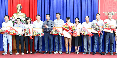 Ông Trần Sỹ Quân - Phó Cục trưởng Cục Thuế tỉnh trao giấy khen cho các tổ chức, cá nhân. 