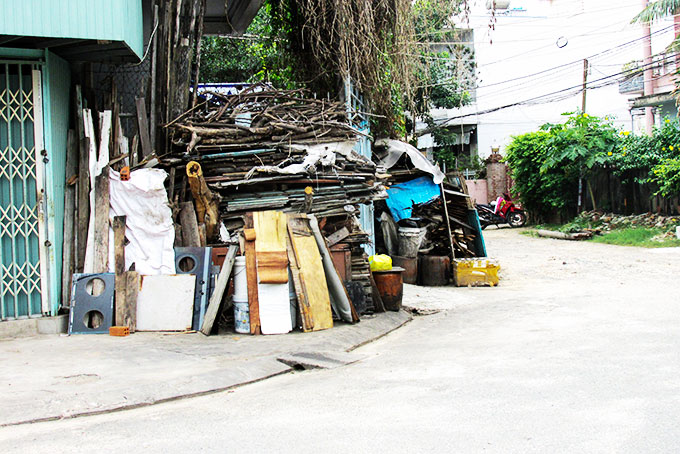 Vỉa hè thành nơi để củi