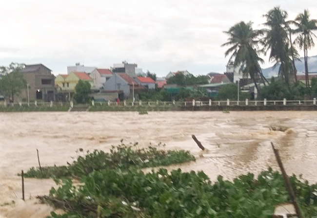 Nước sông Dinh Ninh Hòa vượt qua báo động II lúc 5 giờ sáng nay.