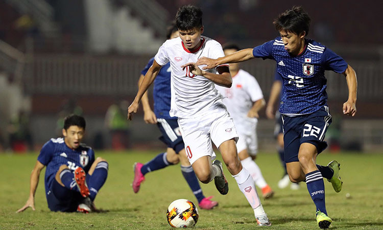 Tiền đạo Văn Tùng (số 10) tả xung hữu đột giữa hàng thủ U19 Nhật Bản. Ảnh: Đức Đồng.