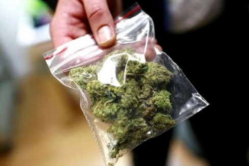 Nam hành khách định mang cần sa lên máy bay