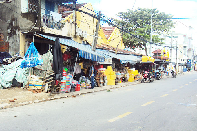 Vỉa hè bị chiếm dụng