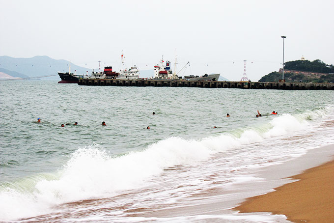 Cần lắp đặt thêm biển cấm bơi lội