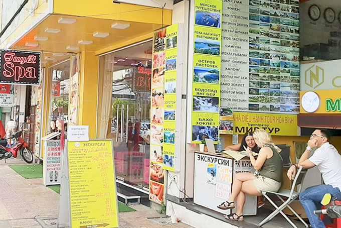 Một điểm bán tour du lịch trên đường Nguyễn Thị Minh Khai có bảng quảng cáo  in toàn tiếng Nga hoặc có tiếng Việt nhưng được in nhỏ hơn chữ tiếng Nga.