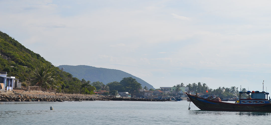 Vẻ đẹp đường đến ngọn hải đăng Hòn Lớn