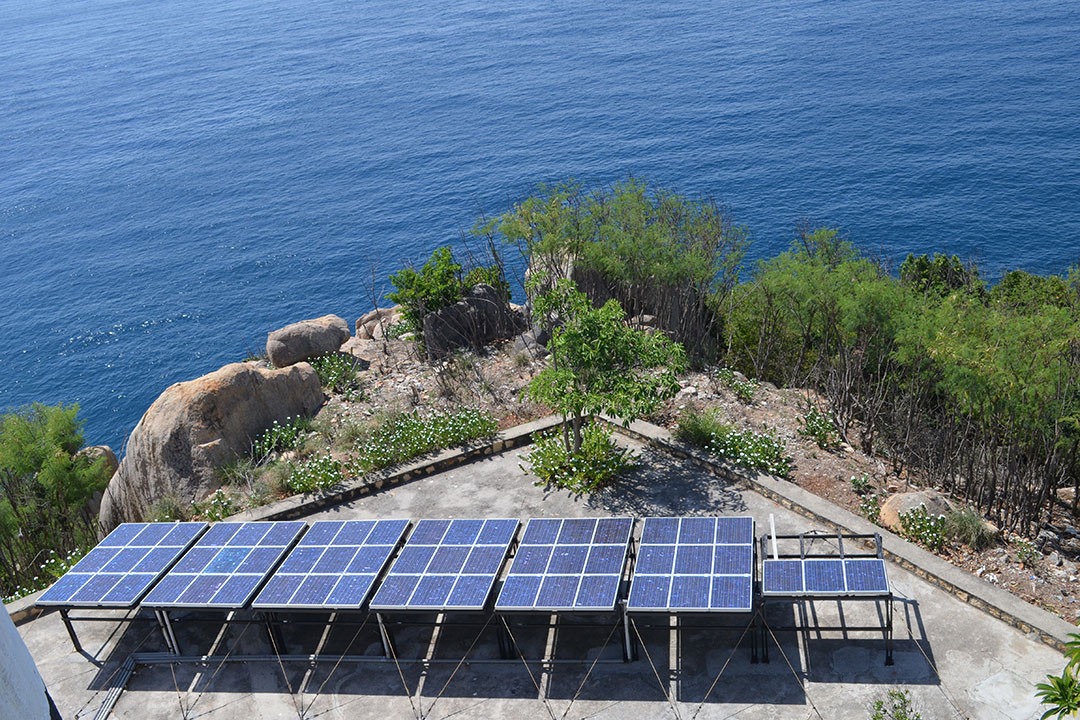 Những tấm bin năng lượng mặt trời là nguồn năng lượng để sinh hoạt và duy trì đèn của ngọn hải đăng...