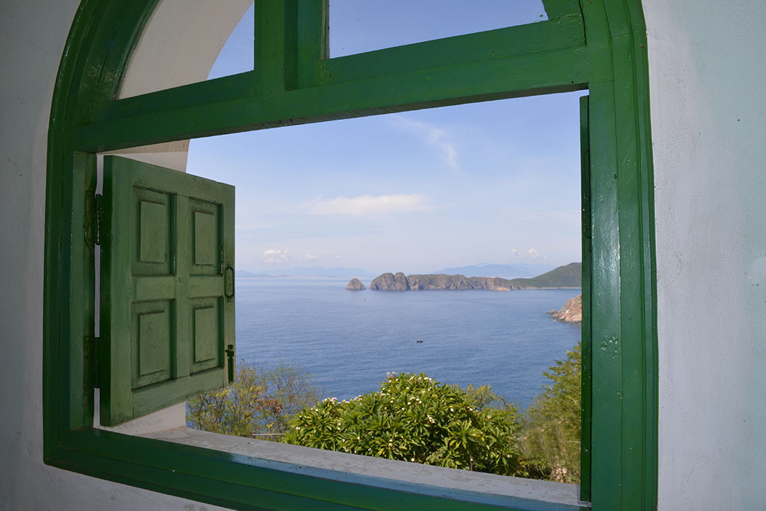 Vùng biển Bích Đầm qua cửa sổ của toà nhà dưới chân ngọn hải đăng.