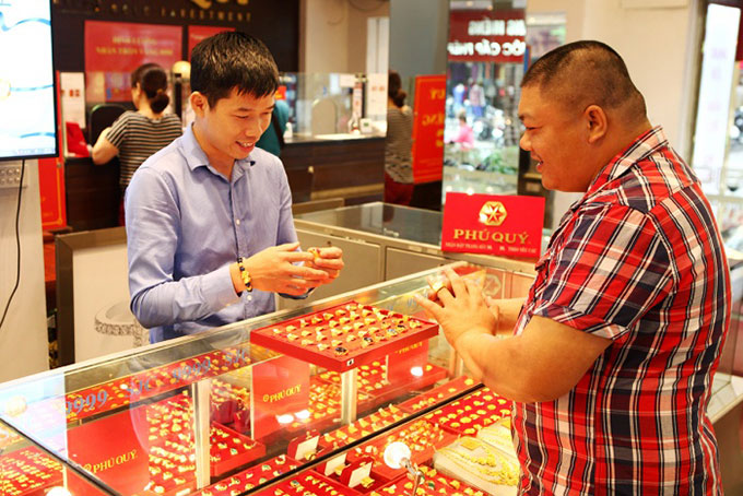 Giá vàng SJC &quot;bốc hơi&quot; tới 240 ngàn đồng/lượng