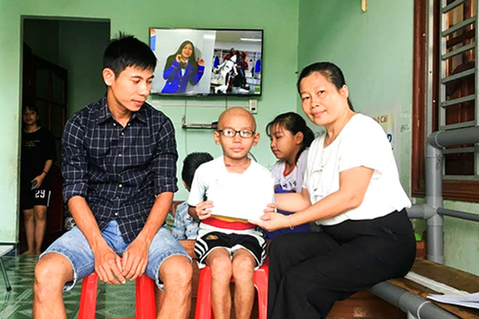 Quỹ Bảo trợ trẻ em tỉnh trao hỗ trợ cho cháu Lương Nhật Minh.