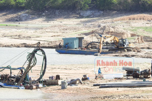 Khai thác cát ở hồ Cam Ranh: Mập mờ nạo vét!