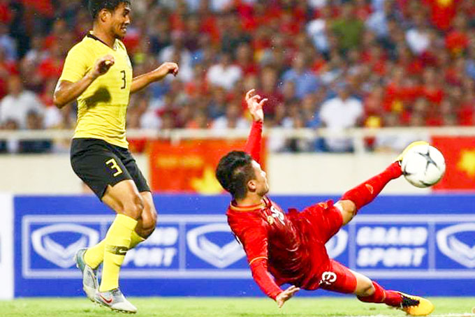 Cú vô lê ghi bàn của Quang Hải trong trận gặp Malaysia.  Nguồn:Vietnamnet