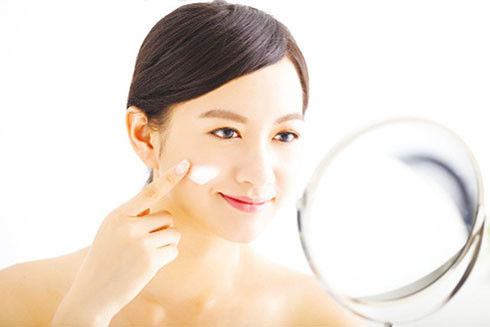 Da mặt nhạy cảm vì vậy cần tránh một số mỹ phẩm có thể gây kích thích da