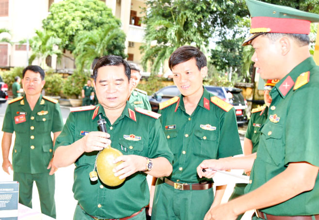 Thiếu tướng Trịnh Đình Thạch - Chính ủy Quân khu 5 xem sản phẩm  “Bộ lọc gắn trên bi đông nước” trưng bày tại Đại hội thi đua  Quyết thắng lực lượng vũ trang Quân khu vừa qua. 