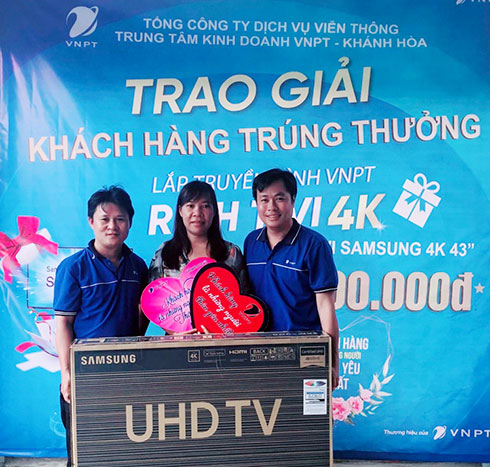 Trao giải cho bà Phạm Thị Kim Khánh (Cam Lâm), trúng thưởng chương trình khuyến mãi “Lắp truyền hình - Rinh Tivi khủng”.