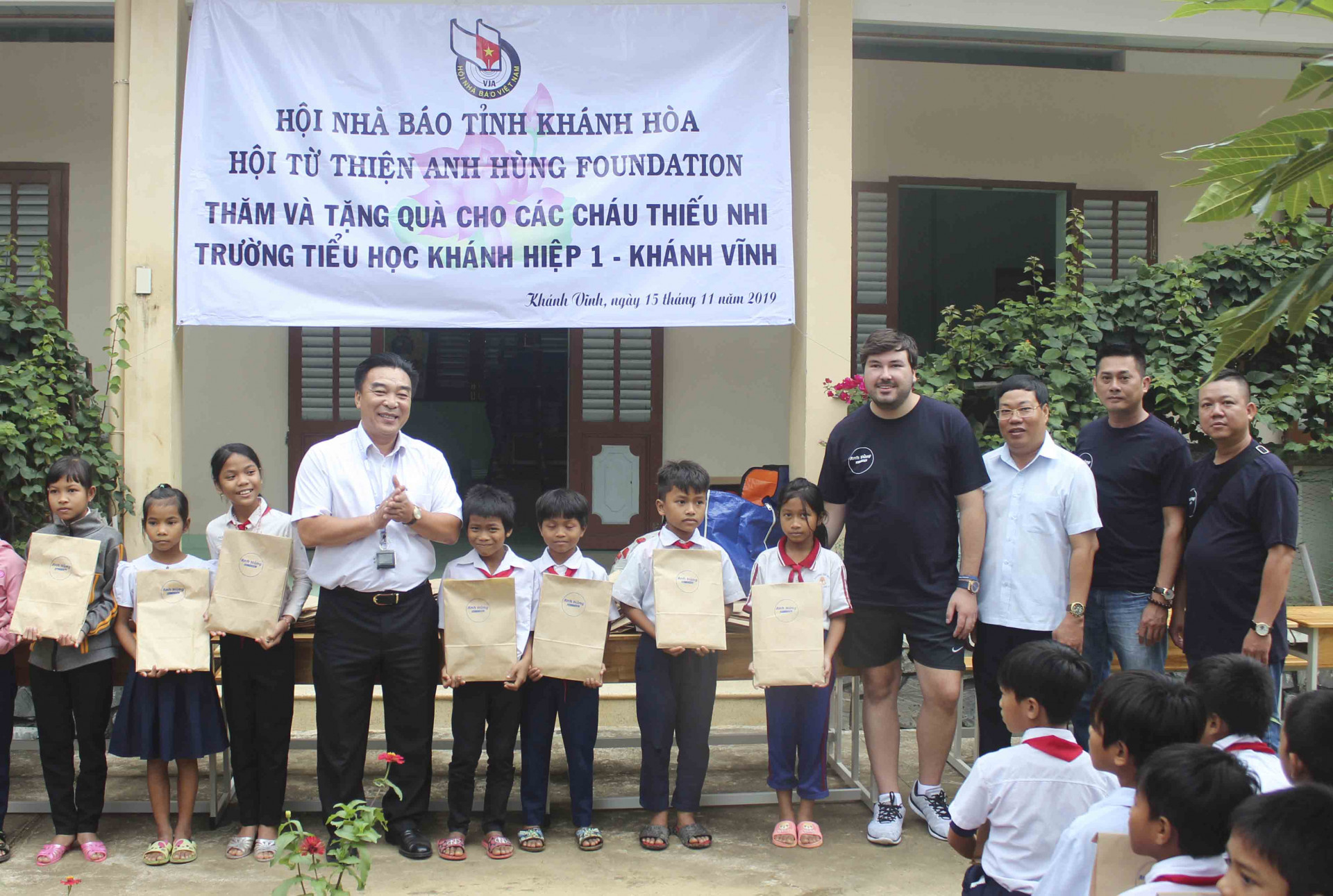 Lãnh đạo Hội Nhà báo tỉnh cùng các đơn vị trao quà cho các em học sinh.