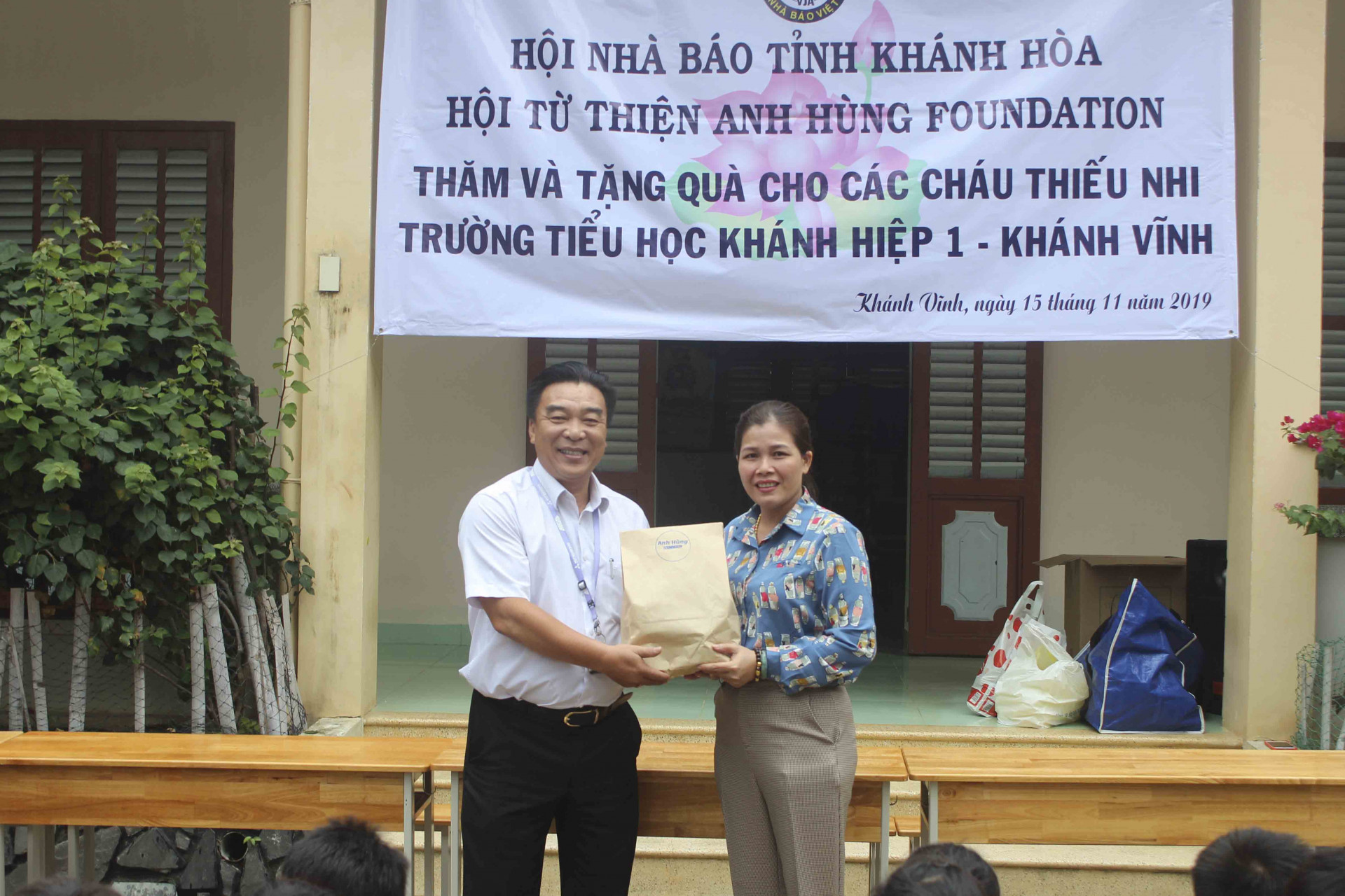 Chủ tịch Hội Nhà báo tỉnh trao quà cho nhà trường.