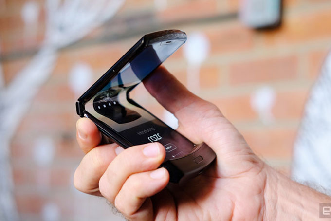 Motorola 'hồi sinh' chiếc điện thoại gập kiểu vỏ sò huyền thoại