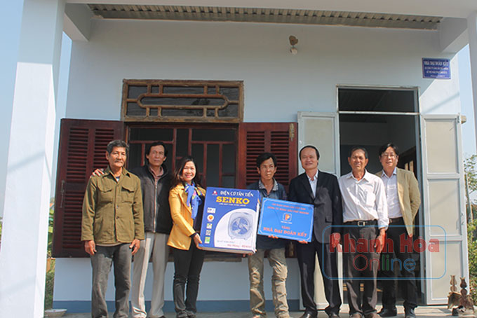 Đại diện Mặt trận tỉnh và Công ty Xăng dầu Phú Khánh trao nhà đại đoàn kết cho một gia đình ở Ninh Hòa.