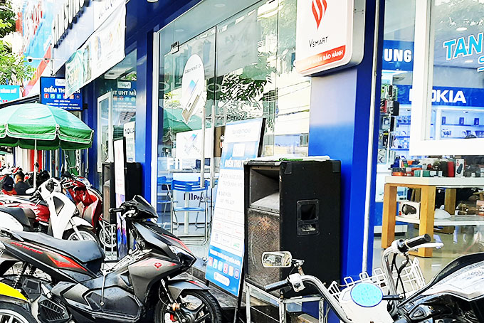 Một cửa hàng trên đường Quang Trung có đặt loa công suất lớn ở vỉa hè.