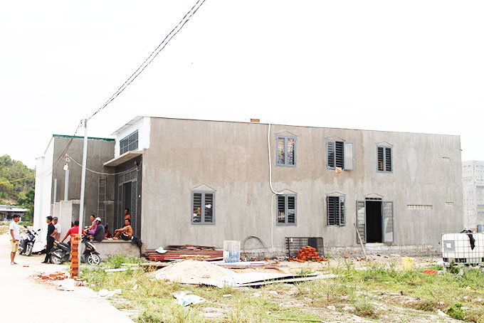 Những căn nhà xây dựng trái phép trên đất công ở thôn Phước Lộc.