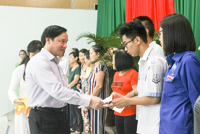 Ông Nguyễn Khắc Định tặng quà cho đại diện các gia đình thuộc diện hộ nghèo, hộ cận nghèo của Tổ dân phố 2 Định Cư.