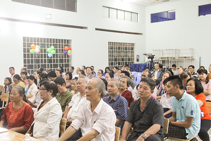 Đông đảo người dân Tổ dân phố 2 Định Cư tham dự Ngày hội Đại đoàn kết dân tộc.