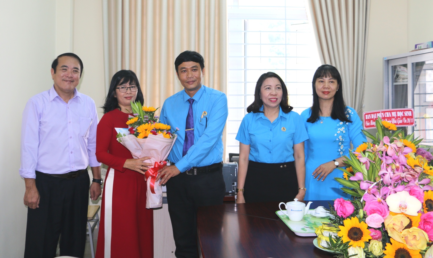 Đại diện Liên đoàn Lao động tỉnh Khánh Hòa tặng hoa, chúc mừng cán bộ, giáo viên Trường THPT chuyên Lê Quý Đôn.