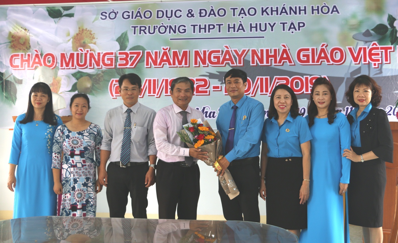 Đại diện Liên đoàn Lao động tỉnh Khánh Hòa tặng hoa, chúc mừng cán bộ, giáo viên Trường THPT Hà Huy Tập.