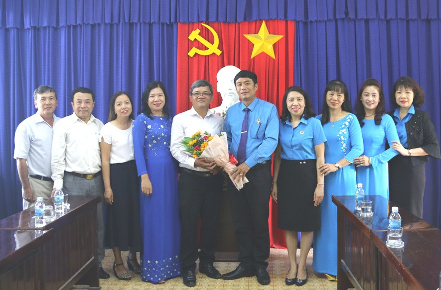 Đại diện Liên đoàn Lao động tỉnh Khánh Hòa tặng hoa, chúc mừng cán bộ, giáo viên Trường Phổ thông Dân tộc Nội trú tỉnh Khánh Hòa.