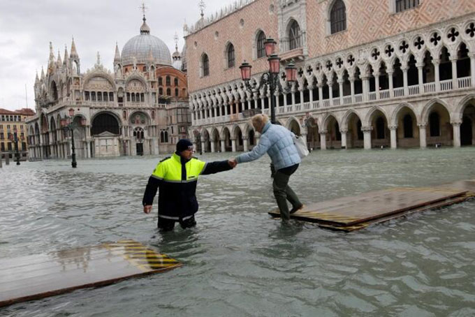 Venice chìm trong biển nước. Ảnh: CBC