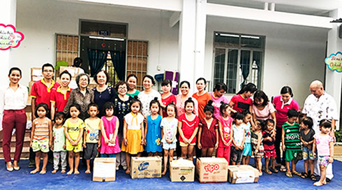 Hội Ái mộ A.Yersin trao quà tại Trường Mầm non Vành Khuyên  (huyện Khánh Vĩnh). 